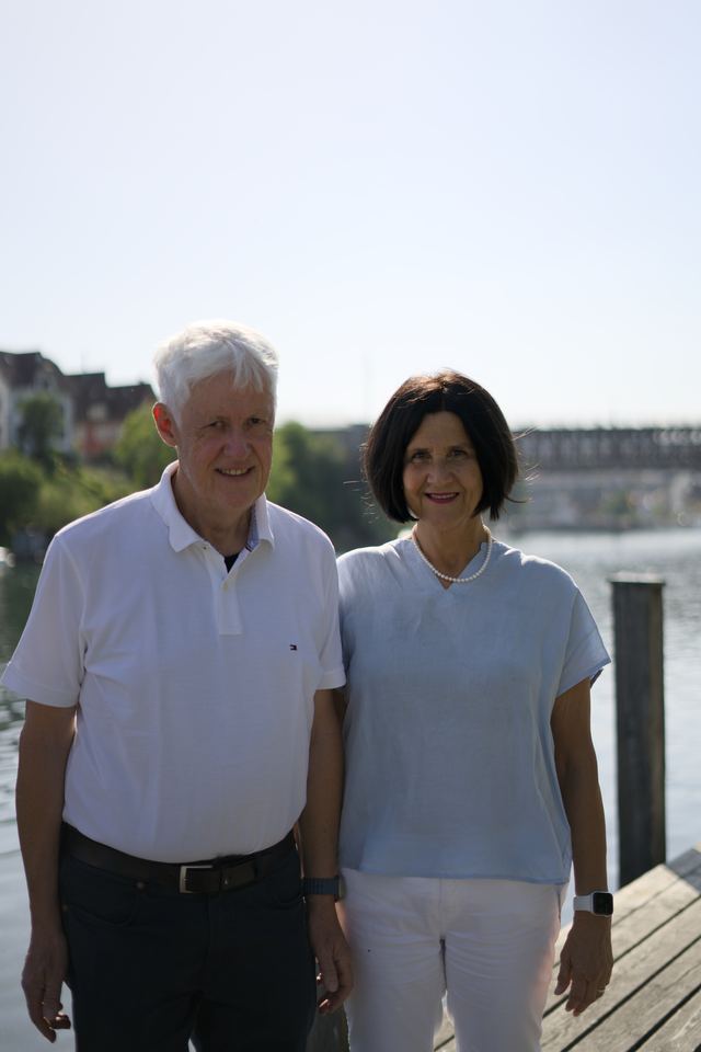 Dr. med. Beate Eberhard und Dr. med. Hans-Peter Eberhard am Rhein in Schaffhausen