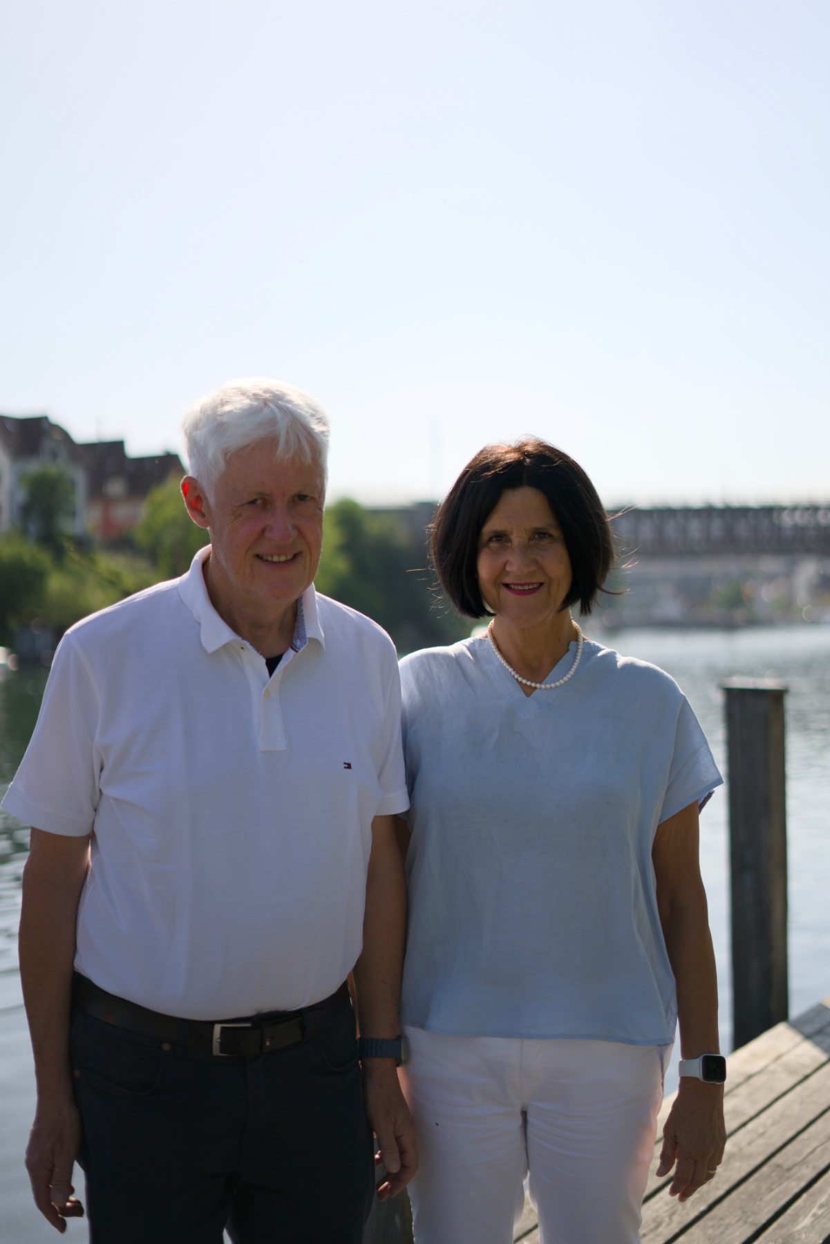Dr. med. Beate Eberhard und Dr. med. Hans-Peter Eberhard am Rhein in Schaffhausen